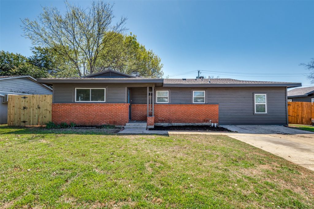 125 W Fuller Drive, Euless, TX 76039