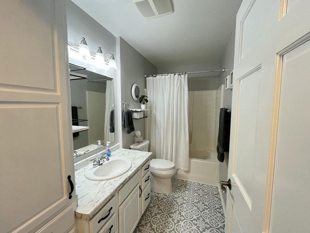 10155 Oakwood ROAD, Franklin, WI 53132
