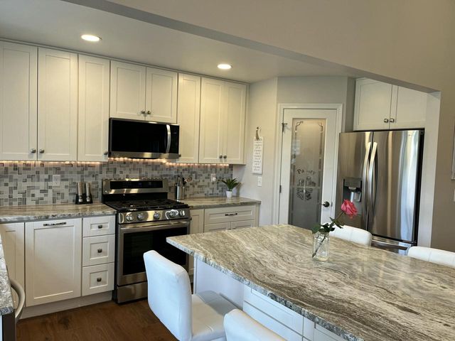 10155 Oakwood ROAD, Franklin, WI 53132