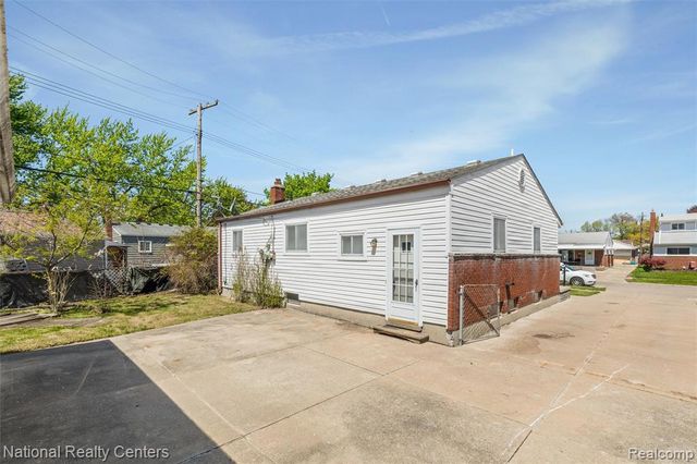 822 Bernie Lane, Madison Heights, MI 48071