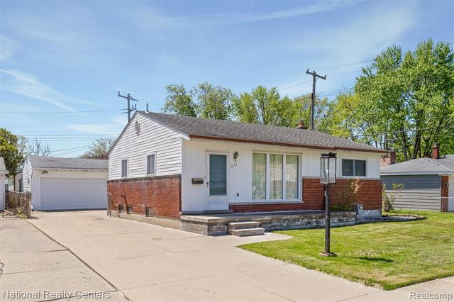 822 Bernie Lane, Madison Heights, MI 48071