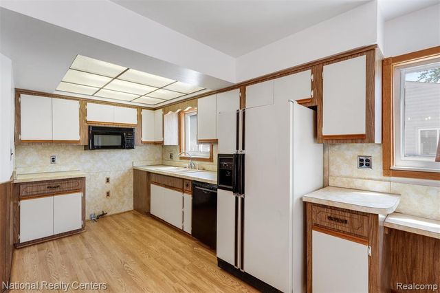 822 Bernie Lane, Madison Heights, MI 48071