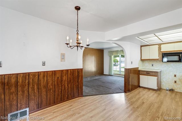 822 Bernie Lane, Madison Heights, MI 48071