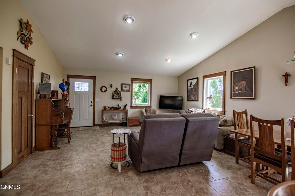153 Leslie Avenue, Stanton, ND 58571 photo 3