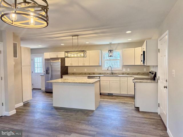 215 COCHISE TRL, Winchester, VA 22602