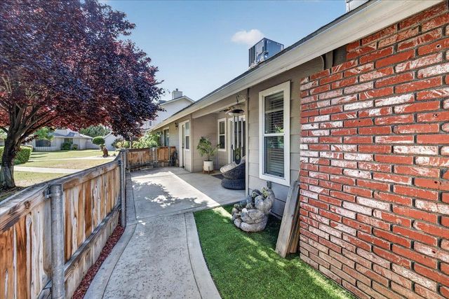 321 W Paul Avenue, Clovis, CA 93612