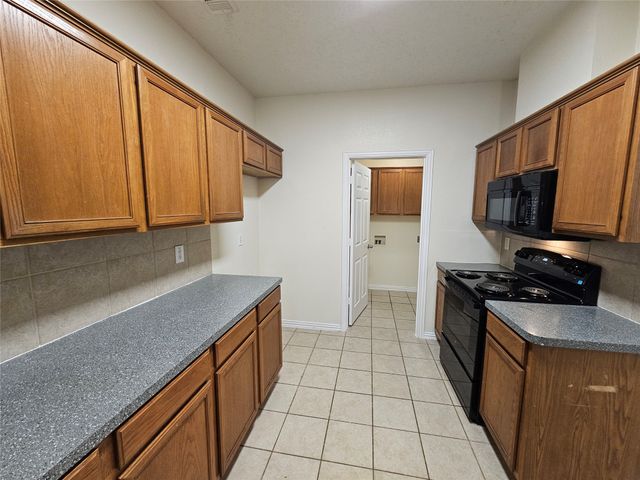 212 Enchanted Court, Grand Prairie, TX 75050