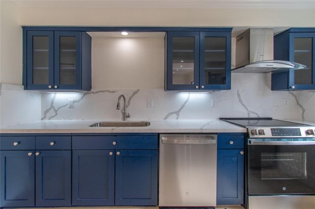 5805 Valley Forge Drive 96, Houston, TX 77057