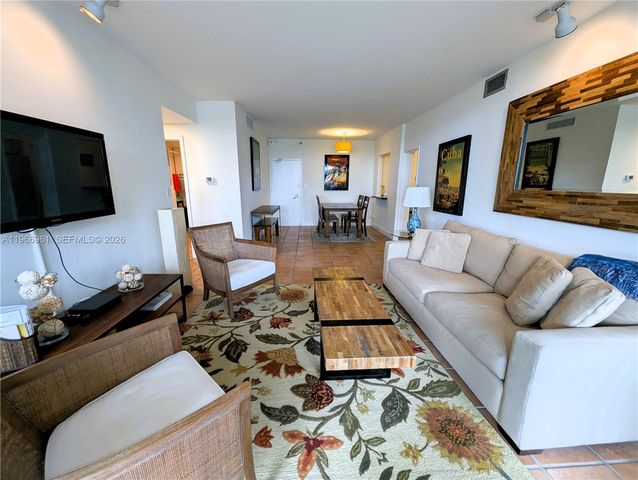 5161 Collins Ave 208, Miami Beach, FL 33140