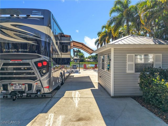 5541 Cypress Woods Resort Dr, Fort Myers, FL 33905