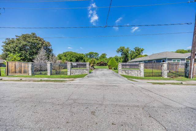 6431 De Priest Street, Houston, TX 77091