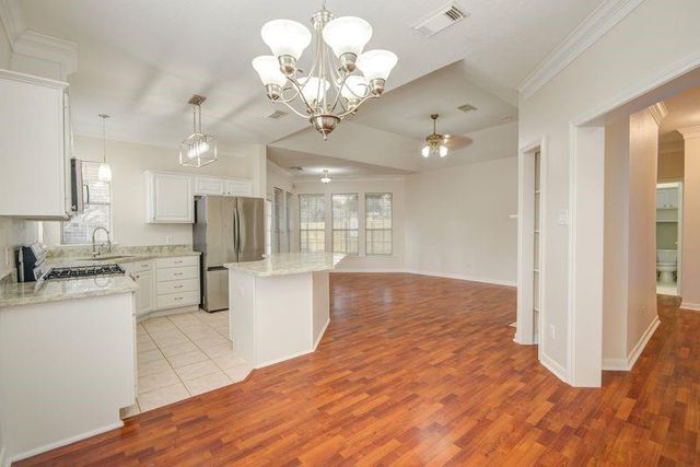 301 Lasso Street, Angleton, TX 77515