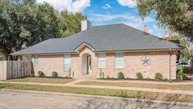301 Lasso Street, Angleton, TX 77515