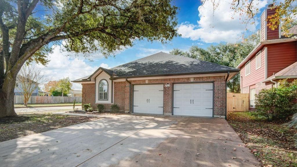 301 Lasso Street, Angleton, TX 77515