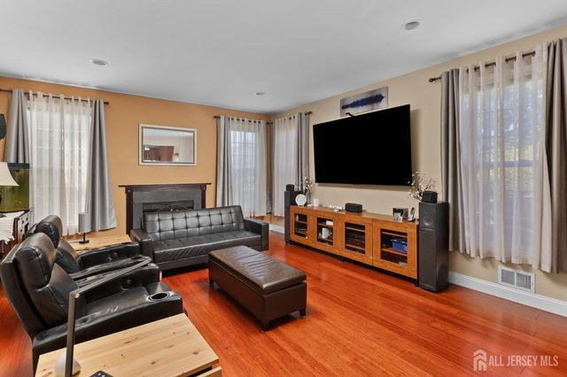 20 Mitchell Drive, Monroe, NJ 08831