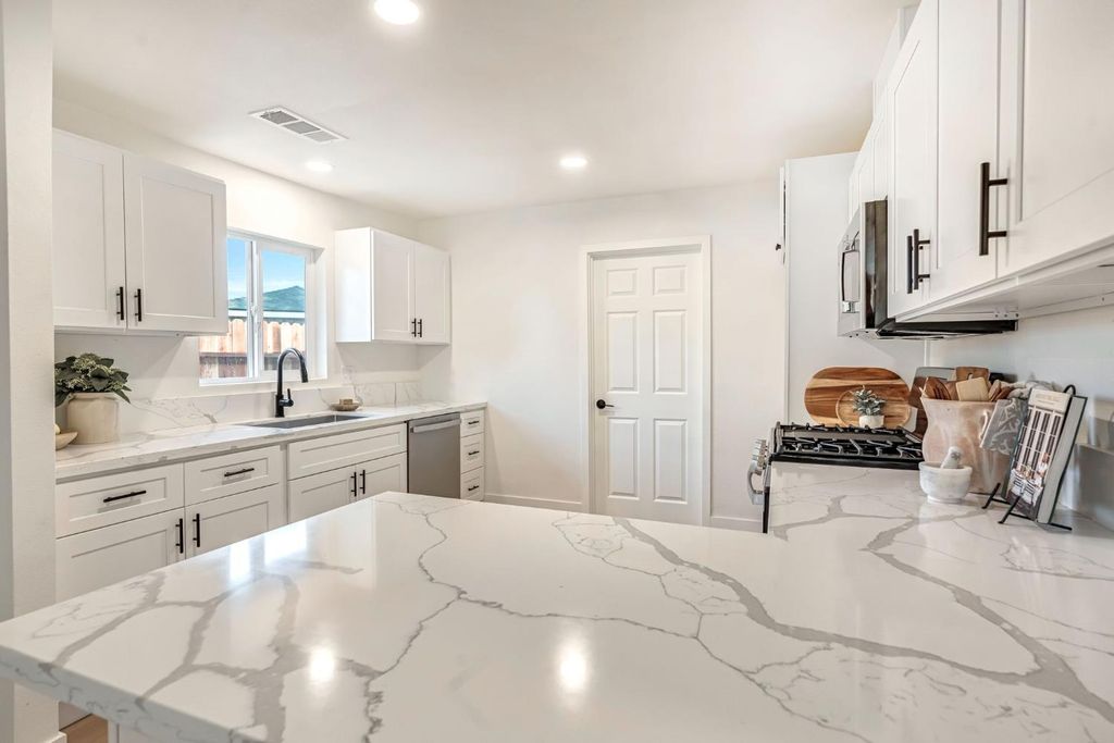 Image 12 of property listing at 1910 Gaither Street, Selma, CA 93662
