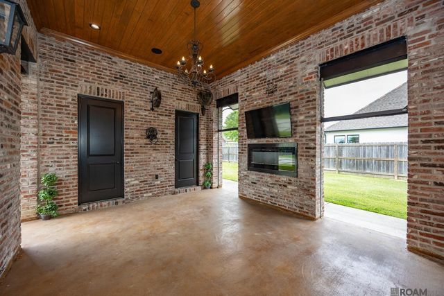 18238 Woodland Cove Dr, Baton Rouge, LA 70817