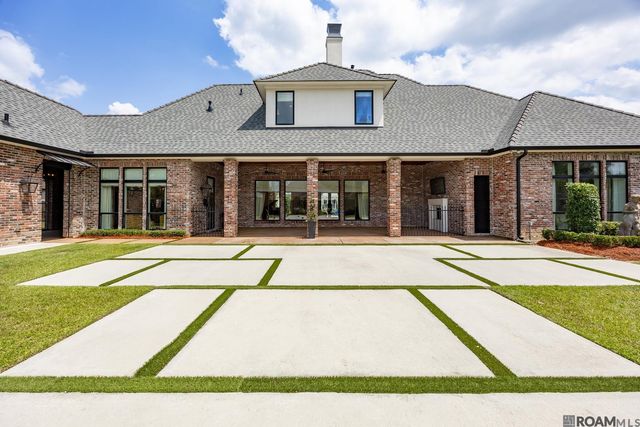 18238 Woodland Cove Dr, Baton Rouge, LA 70817