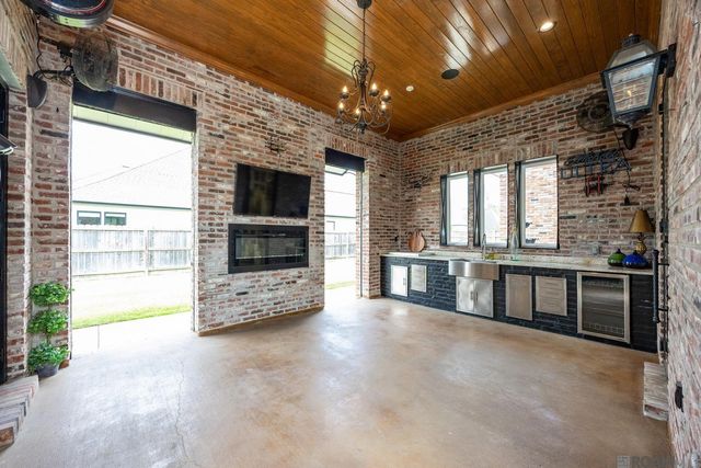 18238 Woodland Cove Dr, Baton Rouge, LA 70817