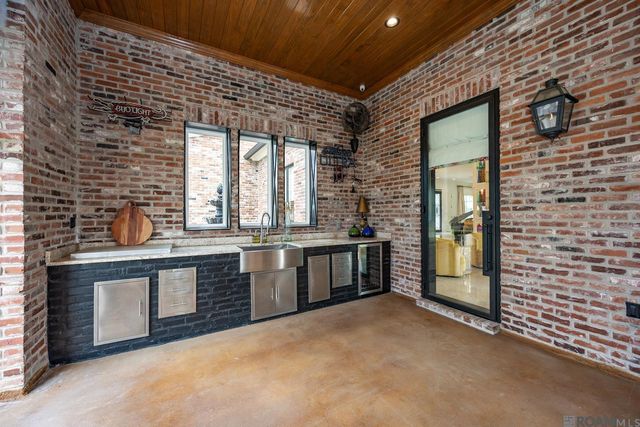 18238 Woodland Cove Dr, Baton Rouge, LA 70817