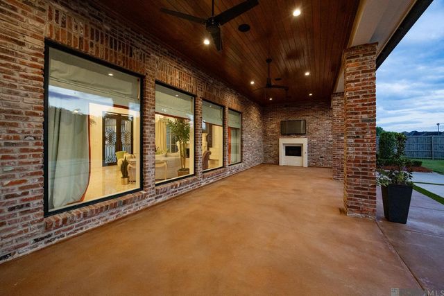 18238 Woodland Cove Dr, Baton Rouge, LA 70817