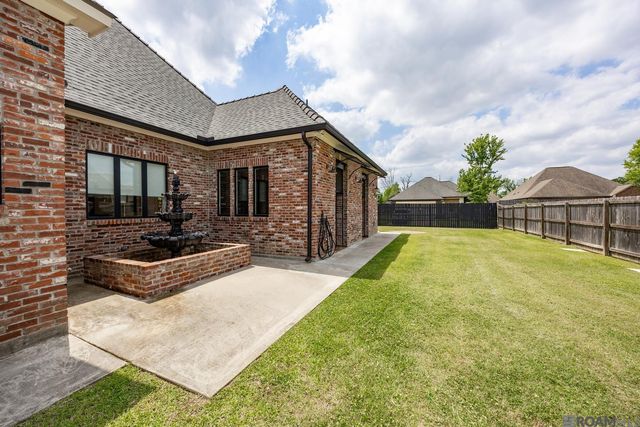 18238 Woodland Cove Dr, Baton Rouge, LA 70817