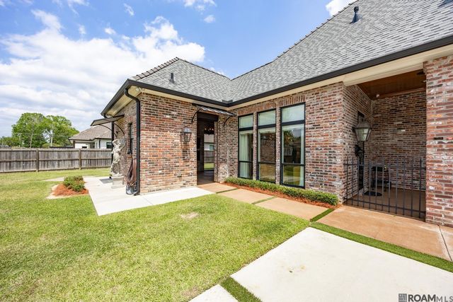 18238 Woodland Cove Dr, Baton Rouge, LA 70817