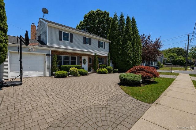 26 Cedar Street, Farmingdale, NY 11735