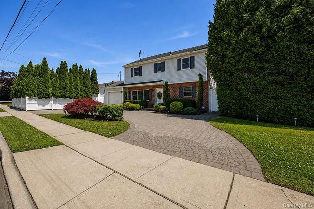 26 Cedar Street, Farmingdale, NY 11735