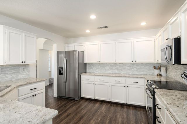 872 Minarats, Clovis, CA 93612