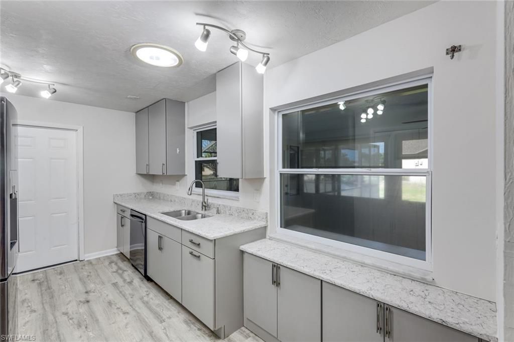 Image 6 of property listing at 4240 SE 3rd AVE, Cape Coral, FL 33904