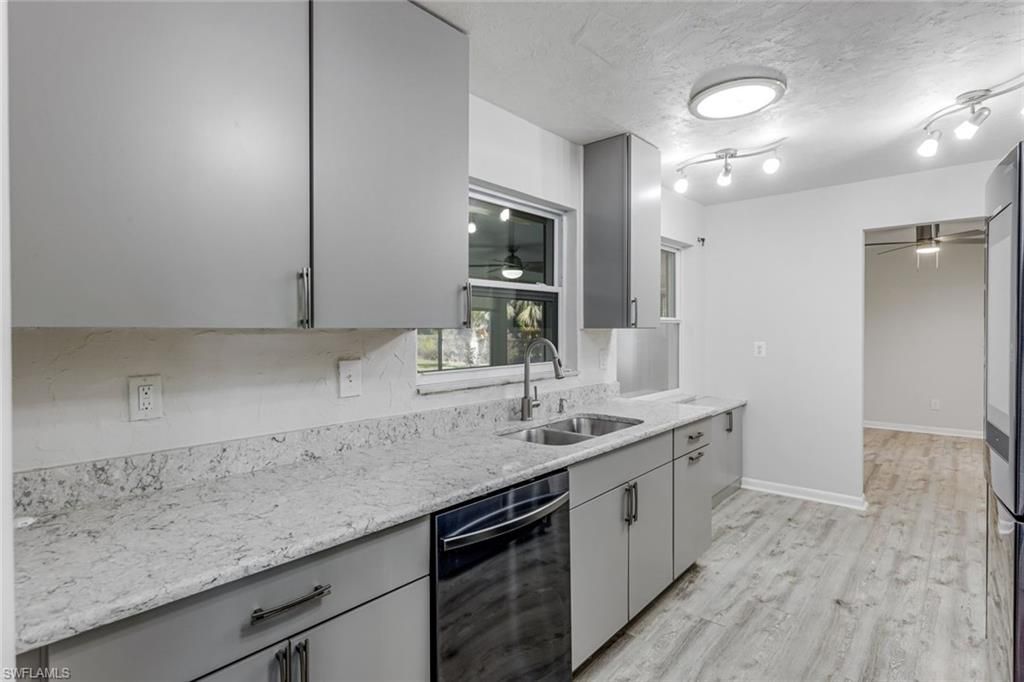 Image 7 of property listing at 4240 SE 3rd AVE, Cape Coral, FL 33904
