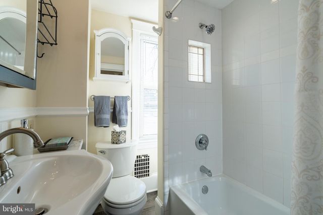 106 ALBANY AVE, Barrington, NJ 08007