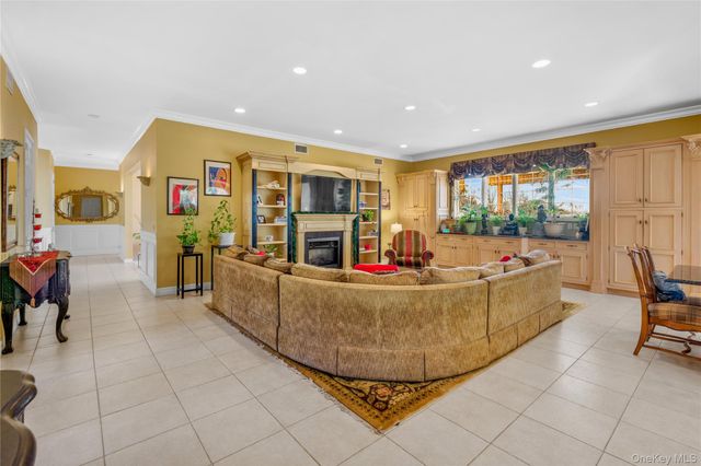 28 Old Neck Road S, Center Moriches, NY 11934