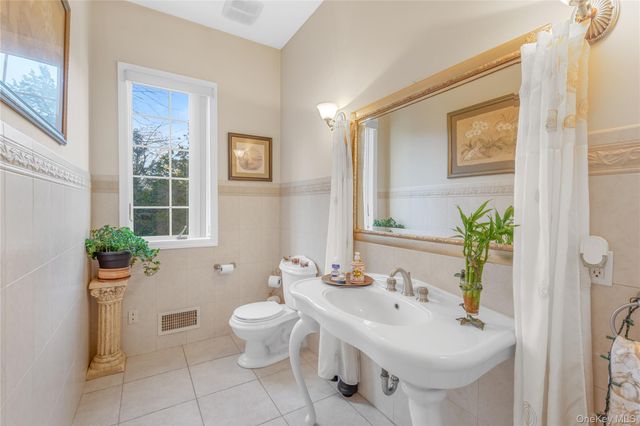 28 Old Neck Road S, Center Moriches, NY 11934