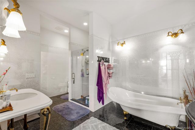 28 Old Neck Road S, Center Moriches, NY 11934