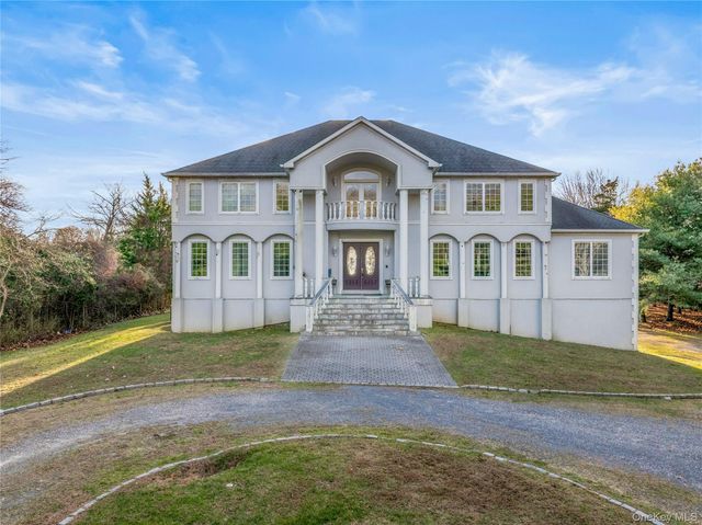 28 Old Neck Road S, Center Moriches, NY 11934