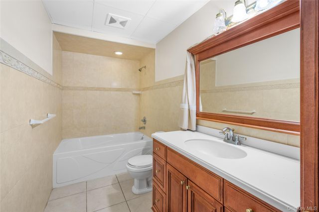 28 Old Neck Road S, Center Moriches, NY 11934