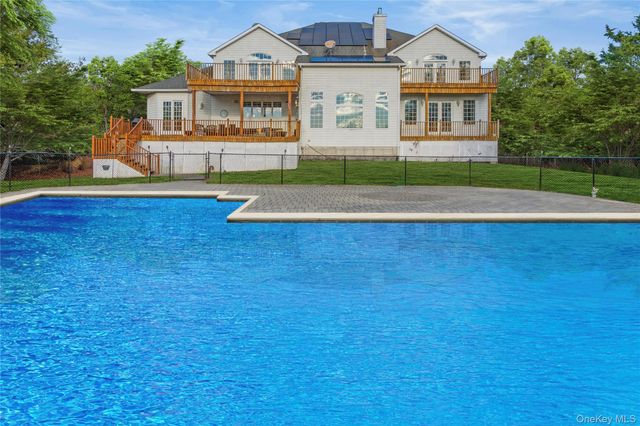 28 Old Neck Road S, Center Moriches, NY 11934