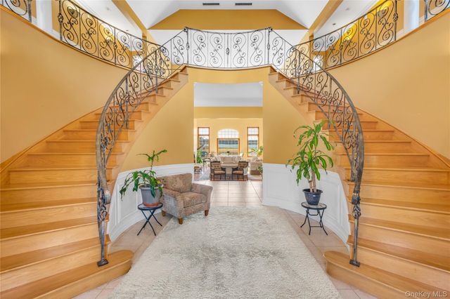 28 Old Neck Road S, Center Moriches, NY 11934