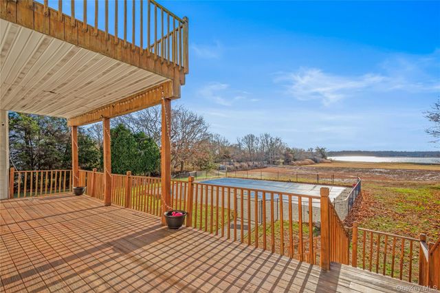 28 Old Neck Road S, Center Moriches, NY 11934