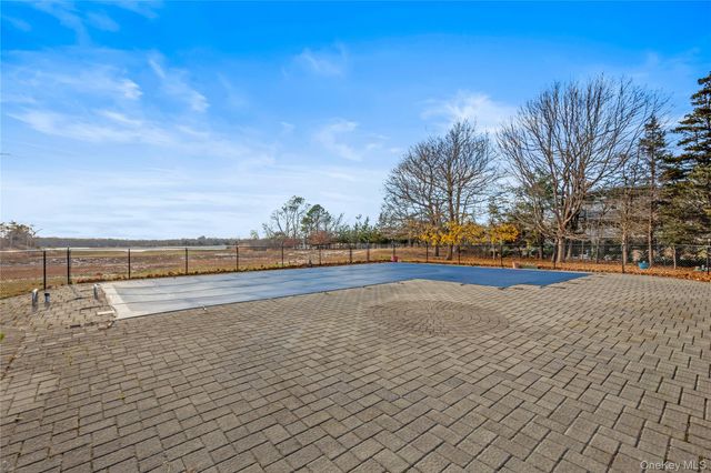 28 Old Neck Road S, Center Moriches, NY 11934