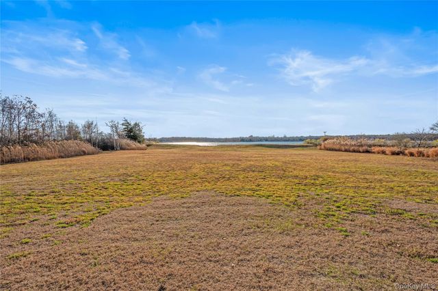 28 Old Neck Road S, Center Moriches, NY 11934