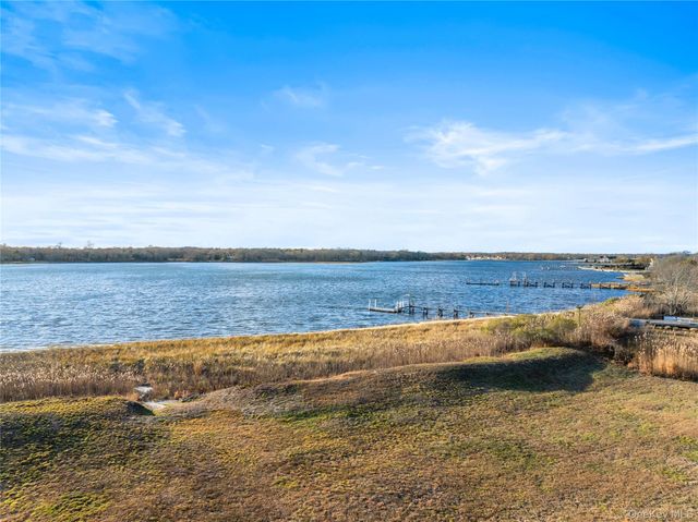 28 Old Neck Road S, Center Moriches, NY 11934