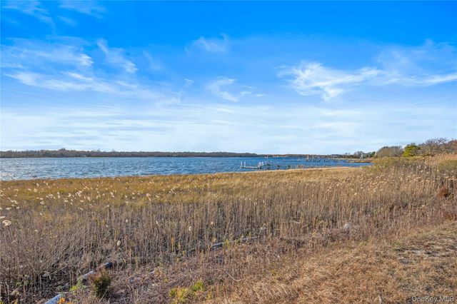 28 Old Neck Road S, Center Moriches, NY 11934