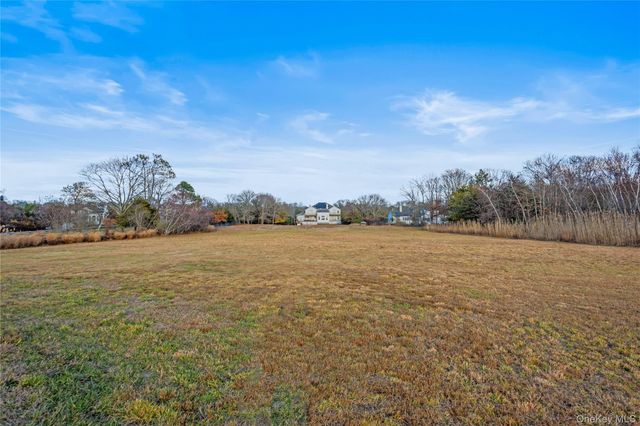 28 Old Neck Road S, Center Moriches, NY 11934