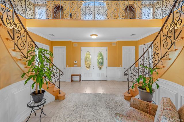 28 Old Neck Road S, Center Moriches, NY 11934