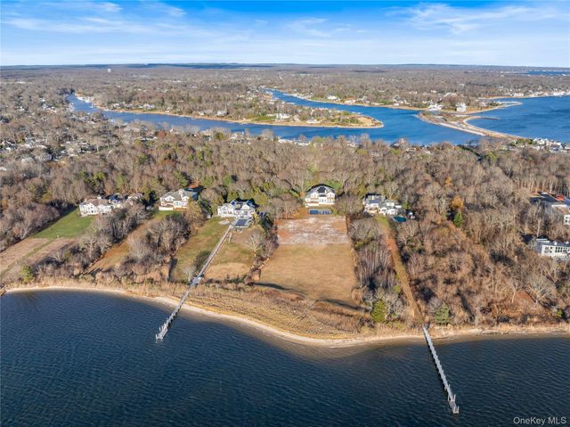 28 Old Neck Road S, Center Moriches, NY 11934