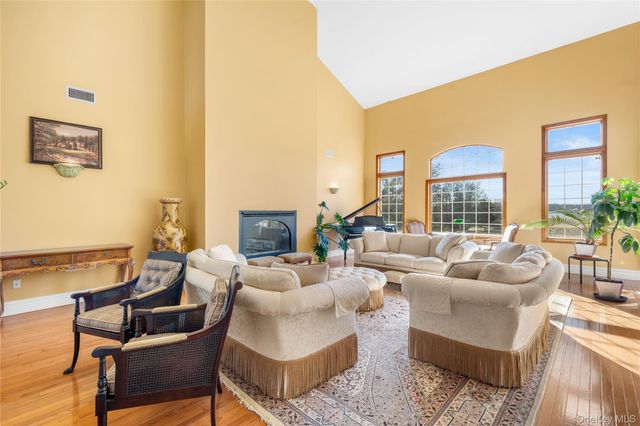 28 Old Neck Road S, Center Moriches, NY 11934