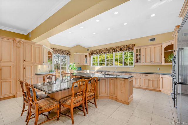 28 Old Neck Road S, Center Moriches, NY 11934